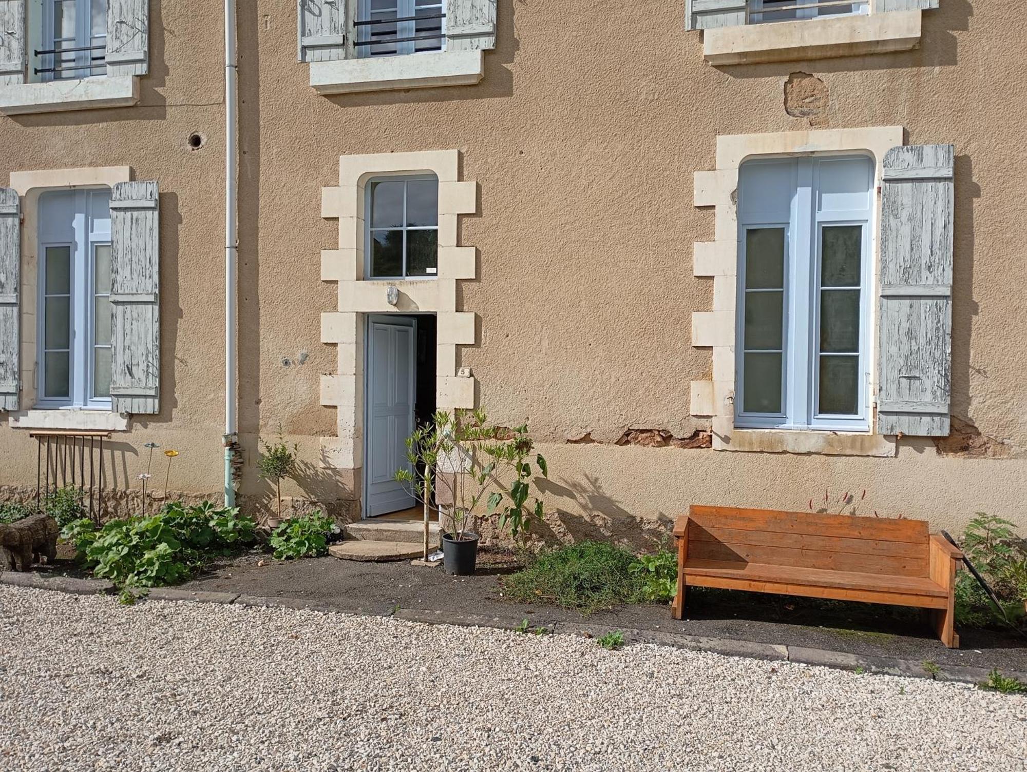L' Ancienne Ecole Du Morvan Apartment Larochemillay